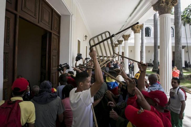 Разъяренная толпа в Венесуэле избила депутатов прямо во время заседания