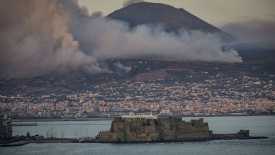 В Италии проснулся Везувий: туристы уже спасаются бегством