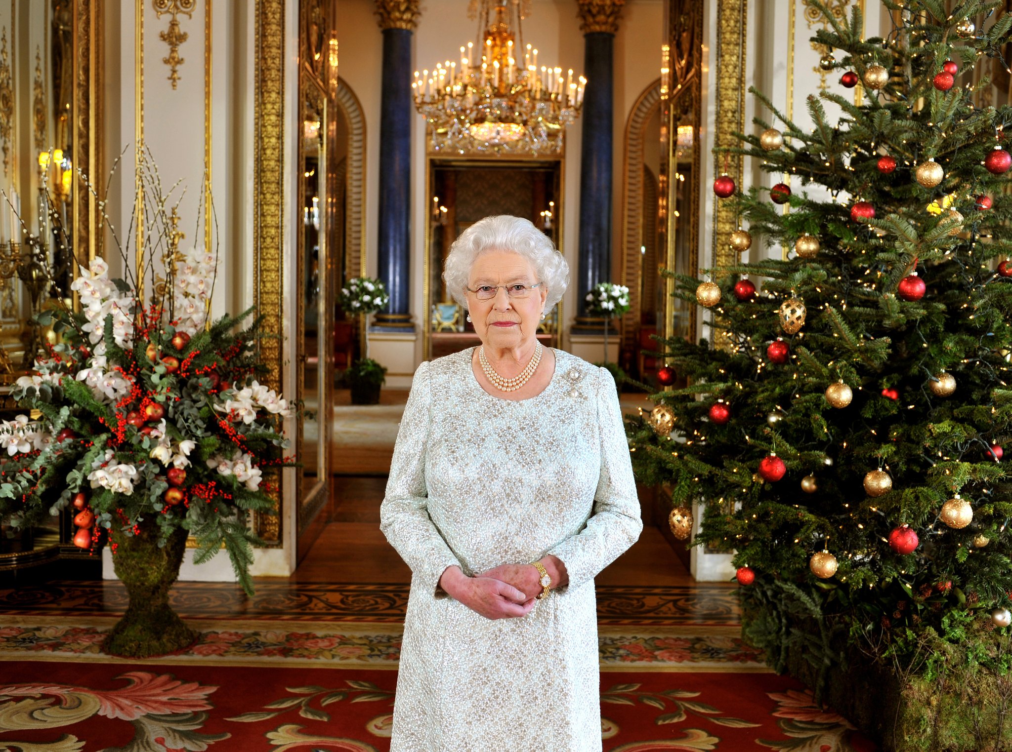 Сперва манеры: какие правила английского этикета не рискнет нарушить сама королева