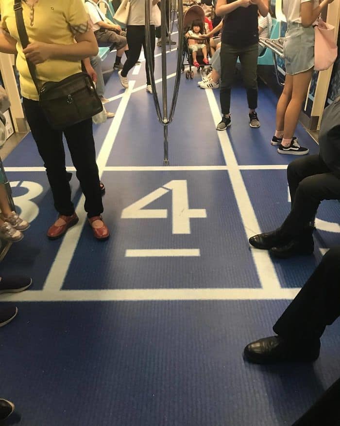 Жители Тайваня были очень удивлены, когда вагоны метро неожиданно превратили в это