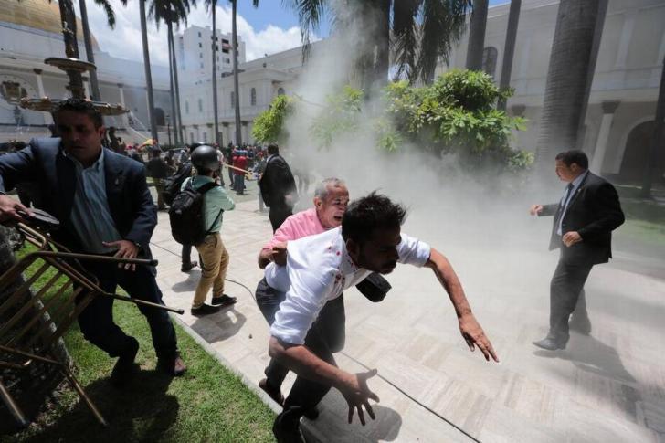 Разъяренная толпа в Венесуэле избила депутатов прямо во время заседания