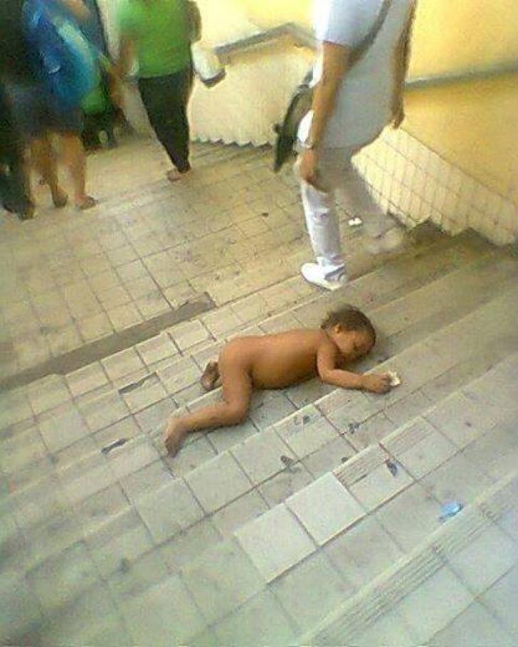 Шокирующие фото: голый младенец лежит на ступенях - и всем все равно! 