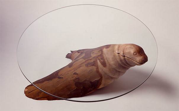 Эти удивительные столы создают иллюзию выглядывающих из воды животных