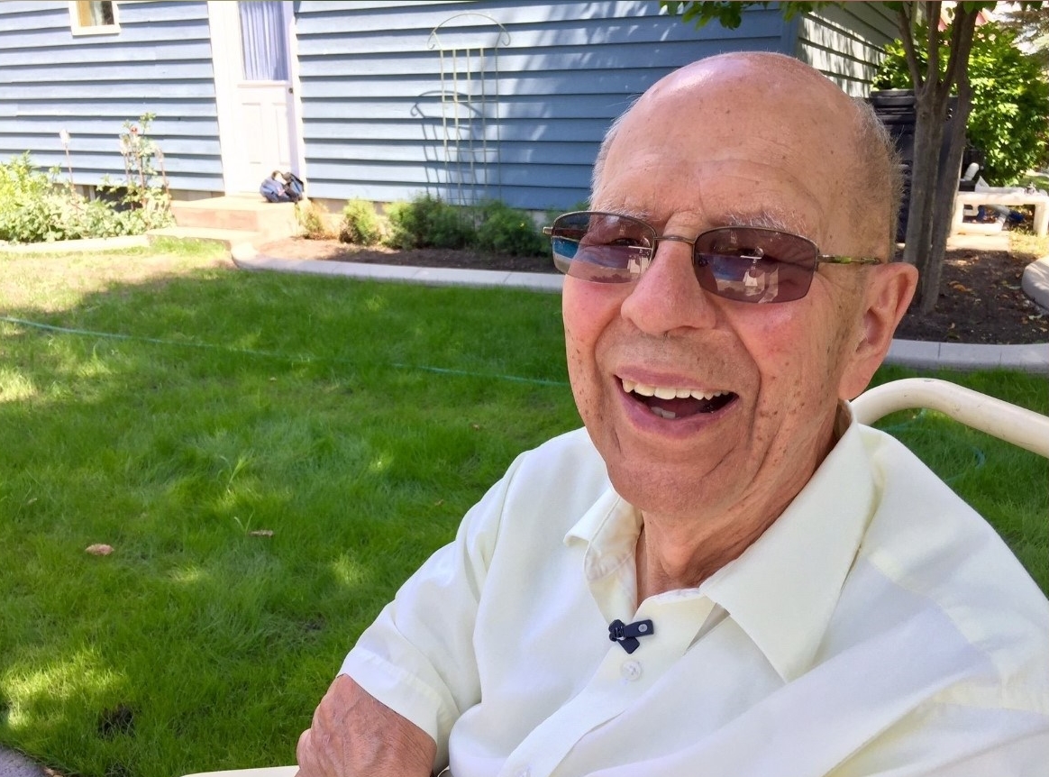 94-летний дед сделал бассейн для соседей. Причина растрогала меня до слез