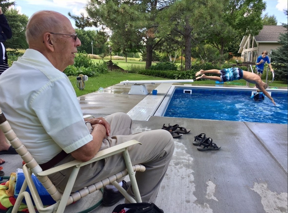 94-летний дед сделал бассейн для соседей. Причина растрогала меня до слез