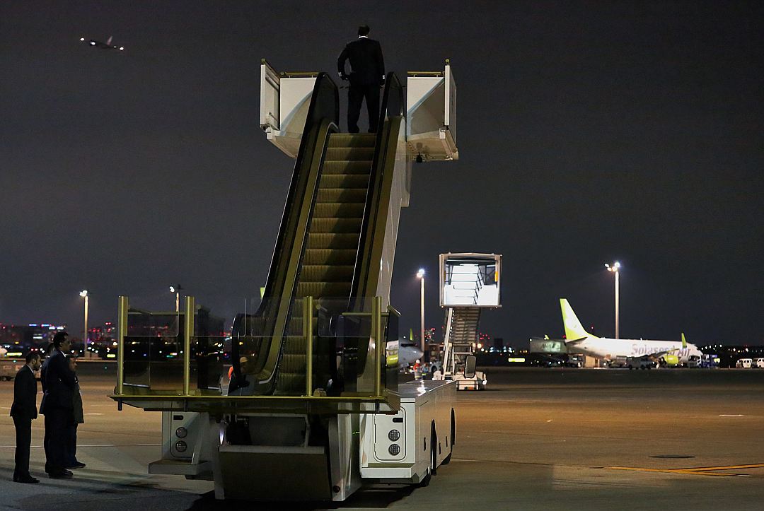 Тысяча слуг, 500 тонн багажа и золотой эскалатор: приехал король Саудовской Аравии!