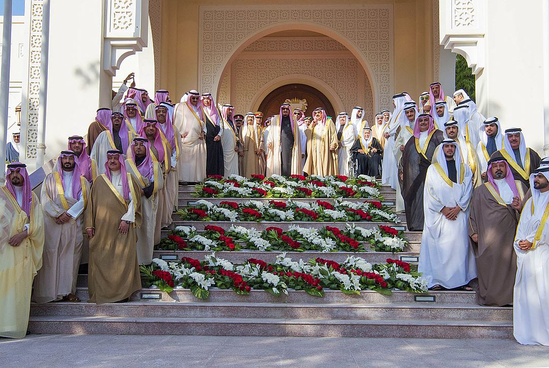 Тысяча слуг, 500 тонн багажа и золотой эскалатор: приехал король Саудовской Аравии!