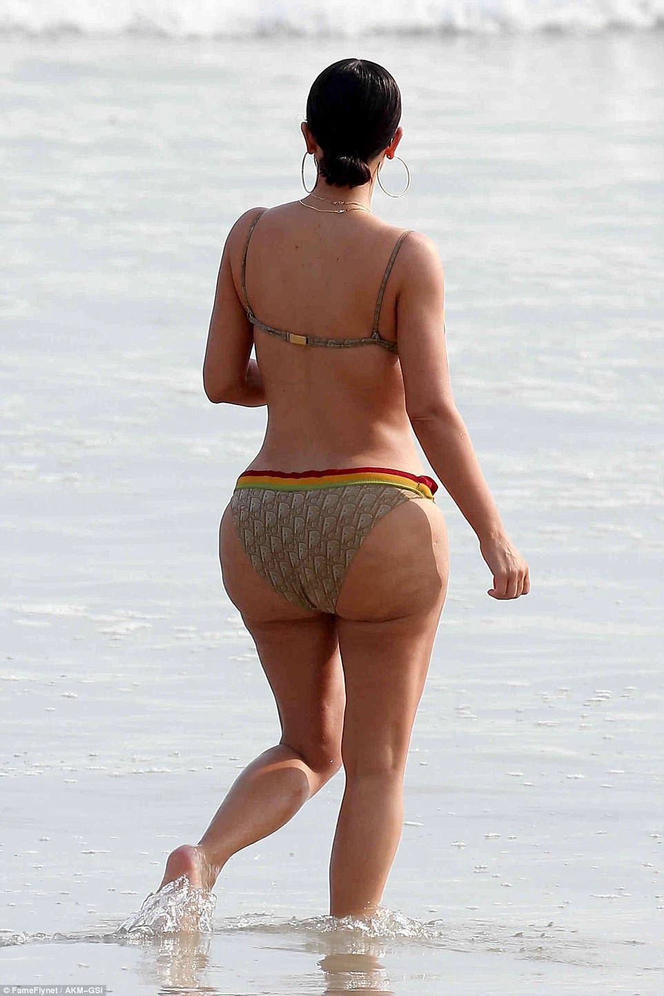 Вот пляжные фото 36-летней Ким Кардашьян! Ее формы поражают! 