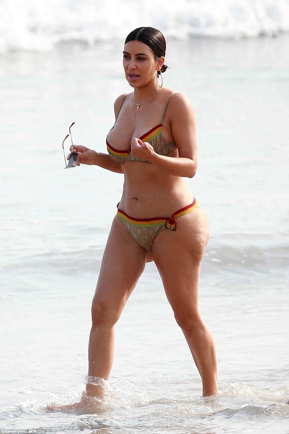 Вот пляжные фото 36-летней Ким Кардашьян! Ее формы поражают! 