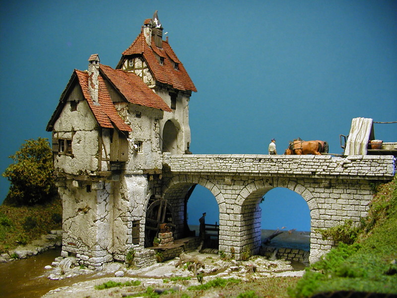 Красивая модель моста и старой мельницы