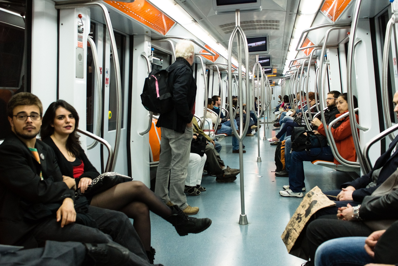 Парня нагло ограбили в метро, но его реакция заставила весь вагон согнуться пополам от смеха!