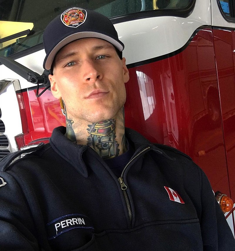  «Тушите меня семеро» — соцсети в восторге от канадского пожарного в плавках