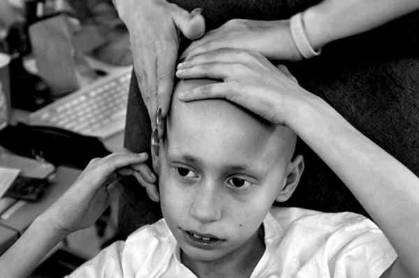 Этому мальчику диагностировали рак. Фотограф наблюдал, как болезнь меняет его...
