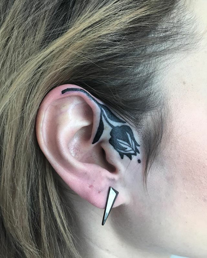 Новый тренд в Instagram: делать себе татуировки на ухе!