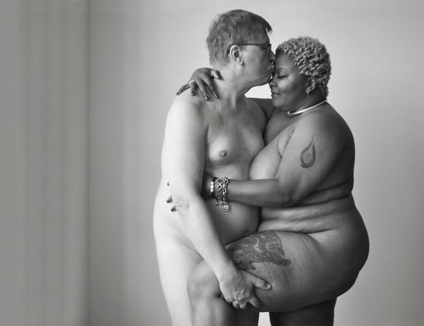 «Толстая любовь»: чувственный фотопроект о любви, доказывающий, что ей покорны не только все возрасты, но и килограммы.