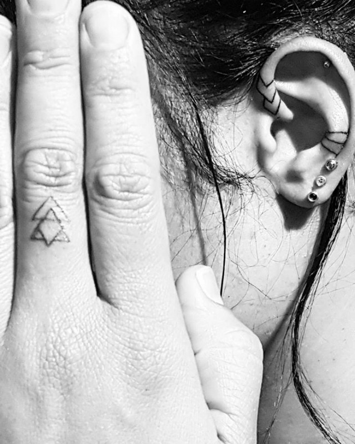 Новый тренд в Instagram: делать себе татуировки на ухе!