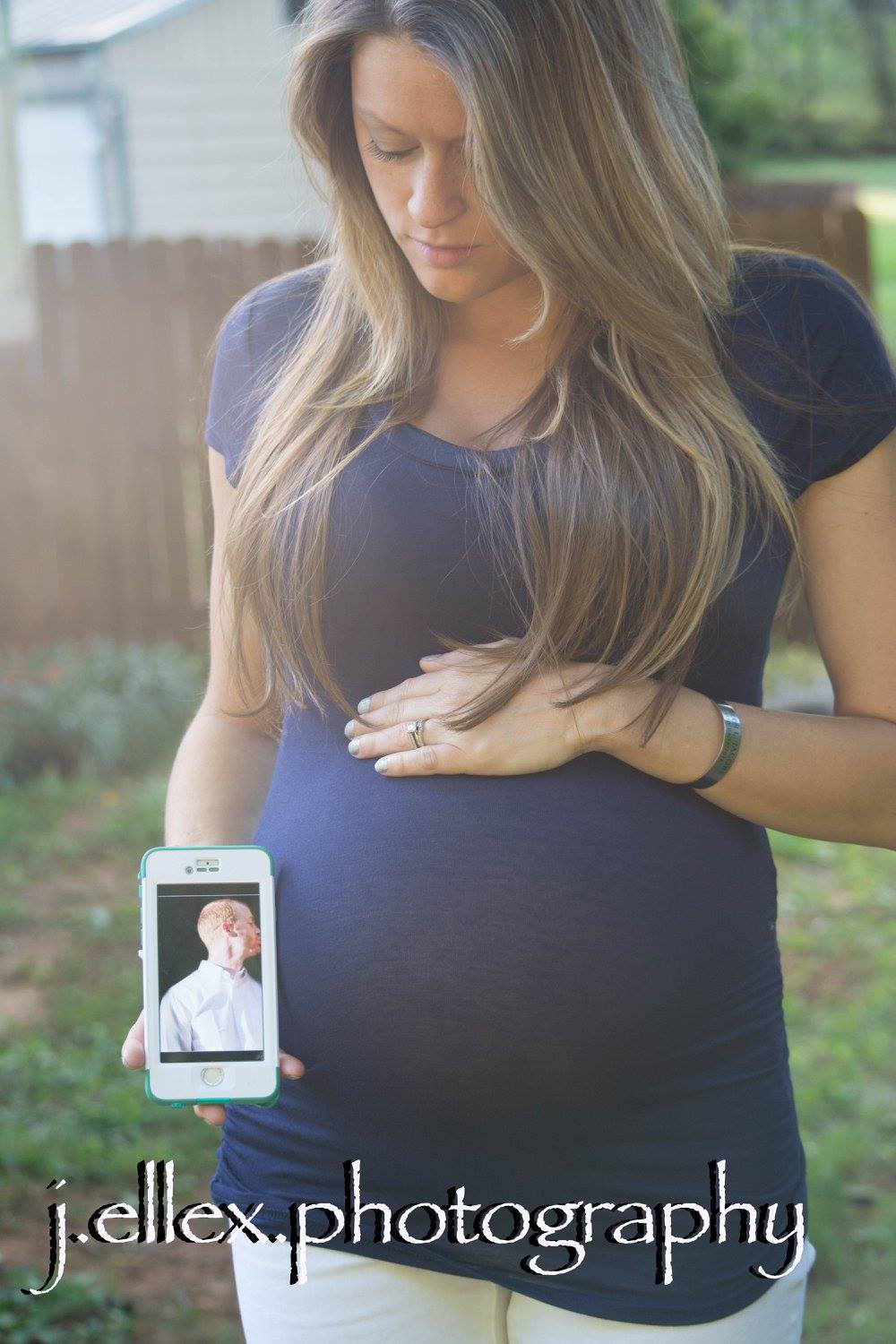 Беременная девушка снялась в фотосессии. Когда я увидела, что висит у неё на шее, на глаза навернулись слезы…