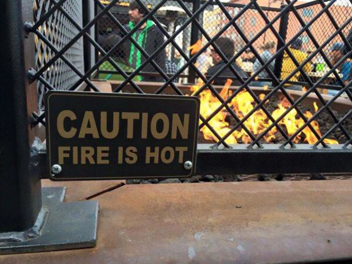 “Осторожно, горячий огонь!” Топ-10 самых абсурдных знаков