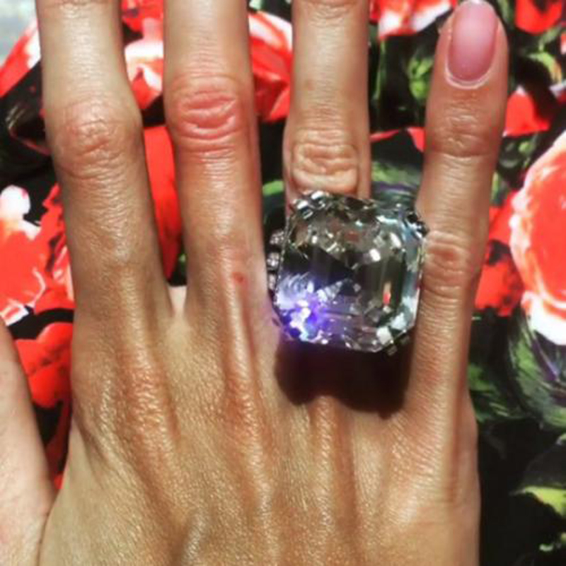 Подарок мужа: супруга олигарха из Самары похвасталась в Instagram бриллиантом в 70 карат!