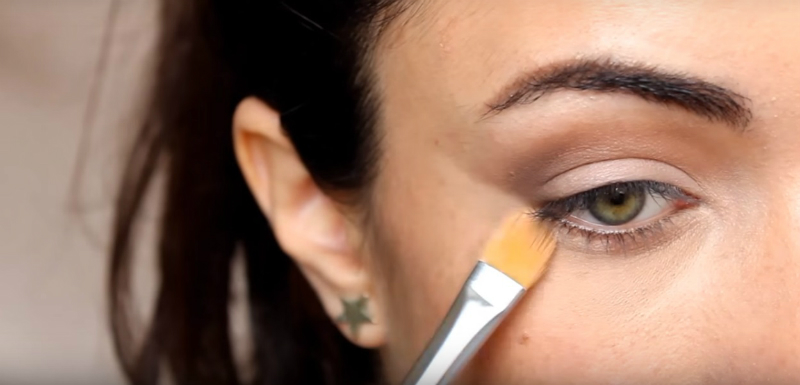 Омолаживающий макияж, который визуально скрывает нависающее веко: 8 простых приёмов