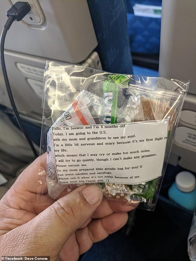 Мама с 4-месячным малышом в самолете нашла способ успокоить всех пассажиров