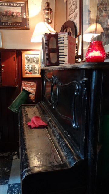 Этот ирландский бар - старейший паб на планете. Загляните внутрь